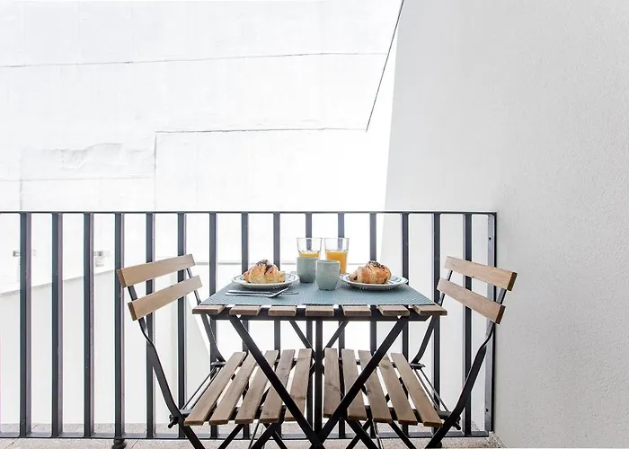 Flux Art W/ Ac & Balcony By Lovelystay *