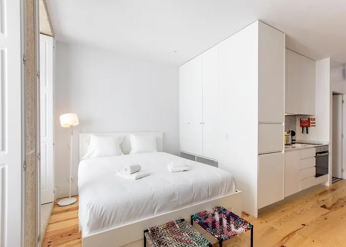 Flux Art W/ Ac & Balcony By Lovelystay *