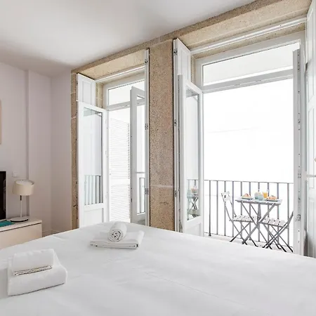 Flux Art W/ Ac & Balcony By Lovelystay *