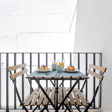 Flux Art W/ Ac & Balcony By Lovelystay *