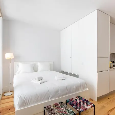 Flux Art W/ Ac & Balcony By Lovelystay *