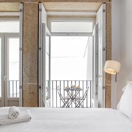 Flux Art W/ Ac & Balcony By Lovelystay