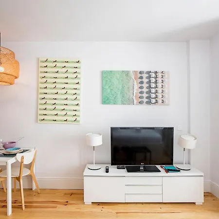 Apartment Flux Art W/ Ac & Balcony By Lovelystay *