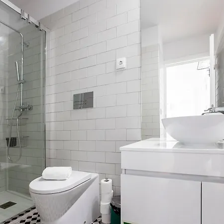 Flux Art W/ Ac & Balcony By Lovelystay Oporto