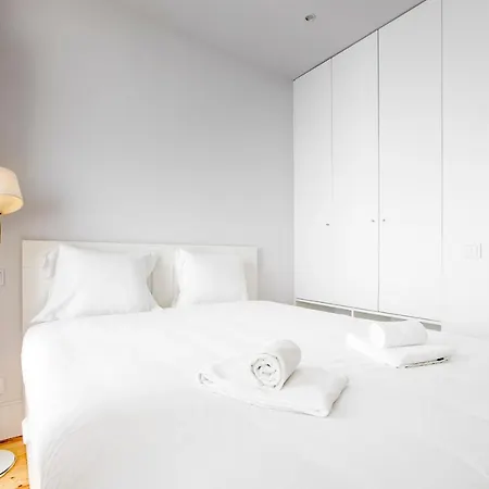 Flux Art W/ Ac & Balcony By Lovelystay