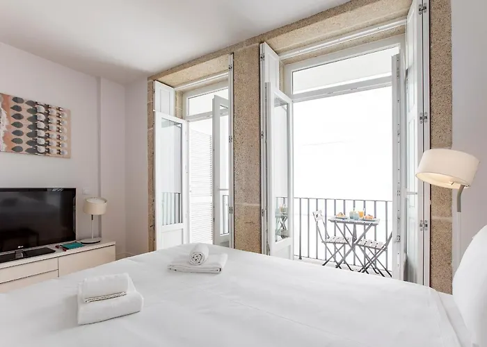 Flux Art W/ Ac & Balcony By Lovelystay *