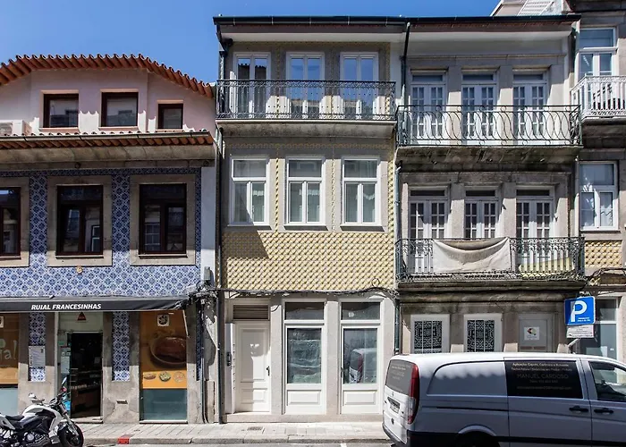 Apartman Flux Art W/ Ac & Balcony By Lovelystay