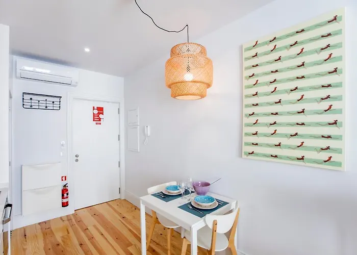 Flux Art W/ Ac & Balcony By Lovelystay *