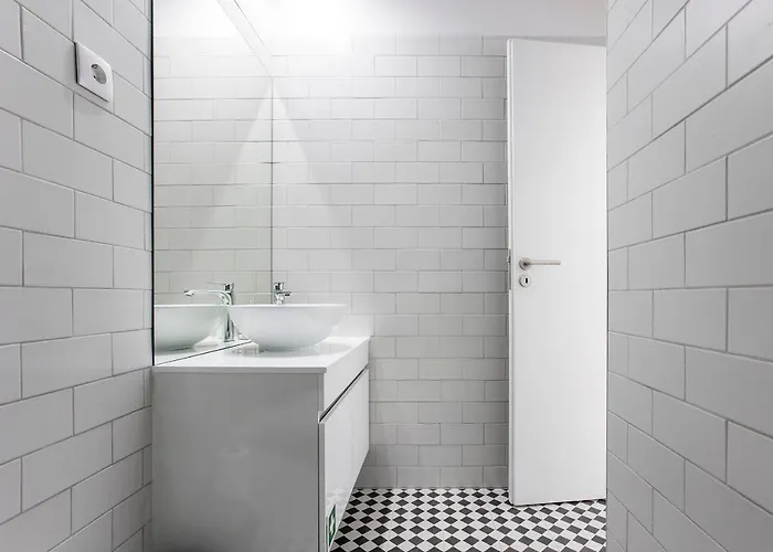 Flux Art W/ Ac & Balcony By Lovelystay *