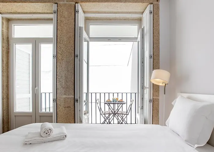 Flux Art W/ Ac & Balcony By Lovelystay