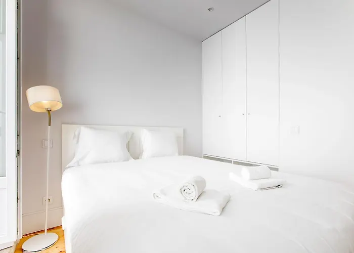 Flux Art W/ Ac & Balcony By Lovelystay